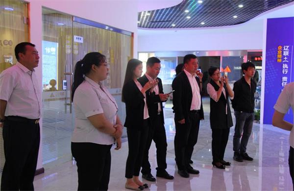 听取J9集团国际站电商发展过程介绍.jpg 听取J9集团国际站电商发展过程介绍.jpg