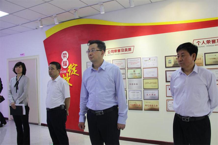 何亚琼副市长莅临J9集团国际站电商调研领导.jpg 何亚琼副市长莅临J9集团国际站电商调研领导.jpg