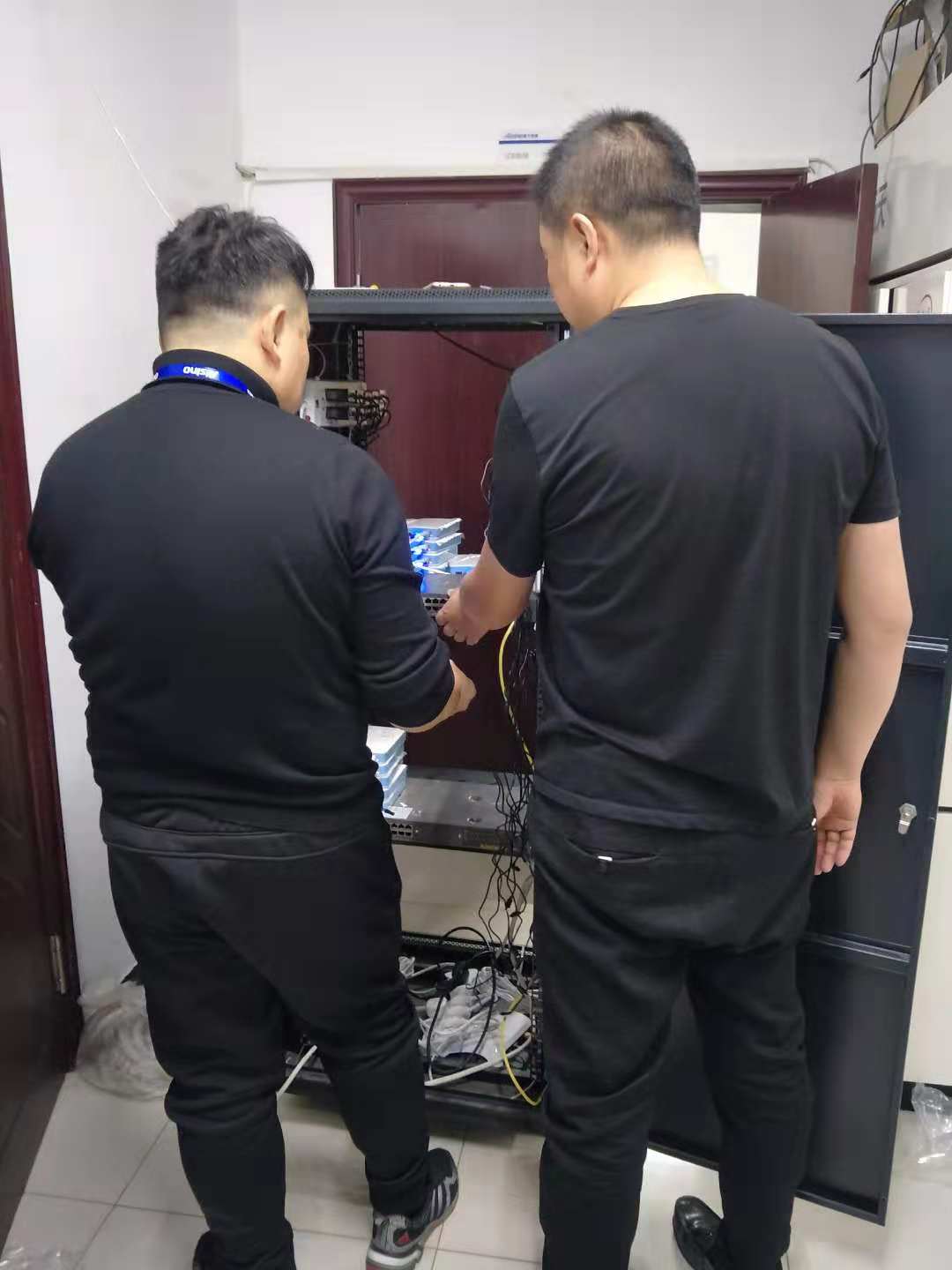 工程师在设置调试51云开票服务器.jpg 工程师在设置调试51云开票服务器.jpg